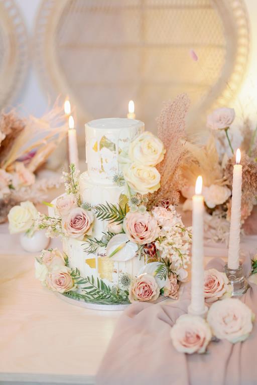 wesele eko - świeże kwiaty w dekoracji tortu