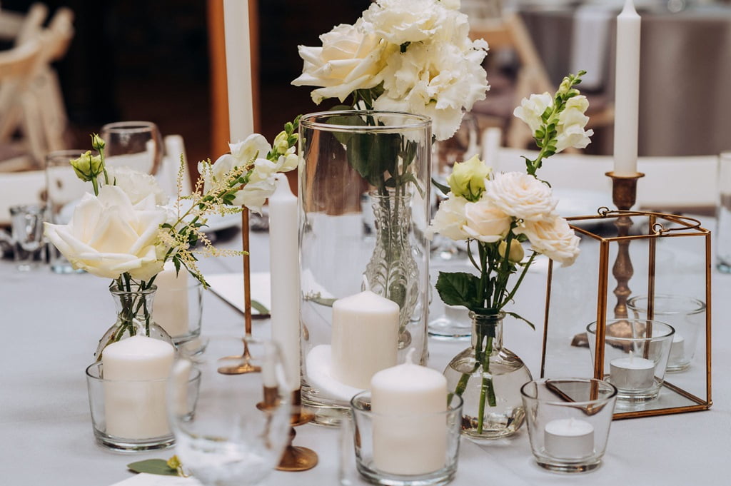 świeże białe kwiaty w dekoracji stołu na wesele