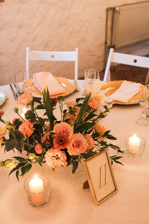 kwiaty-i-swiece-dekoracja-stolu-na-wesele