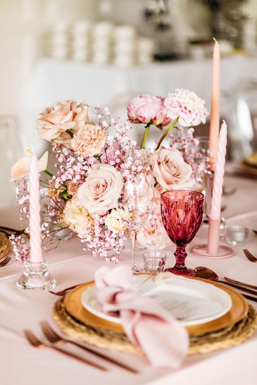 kwiaty w kompozycji - jako główny element dekoracyjny stołu na weselu