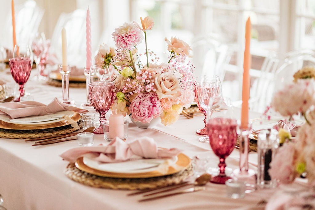 kompozycja ze świeżych kwiatów jako główna dekoracja stołu weselnego