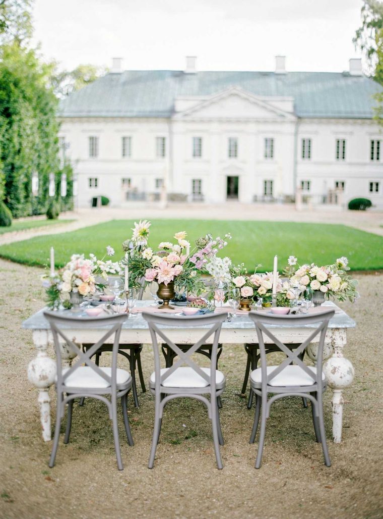 dekoracja stołu na wesele - kwiaty i świece