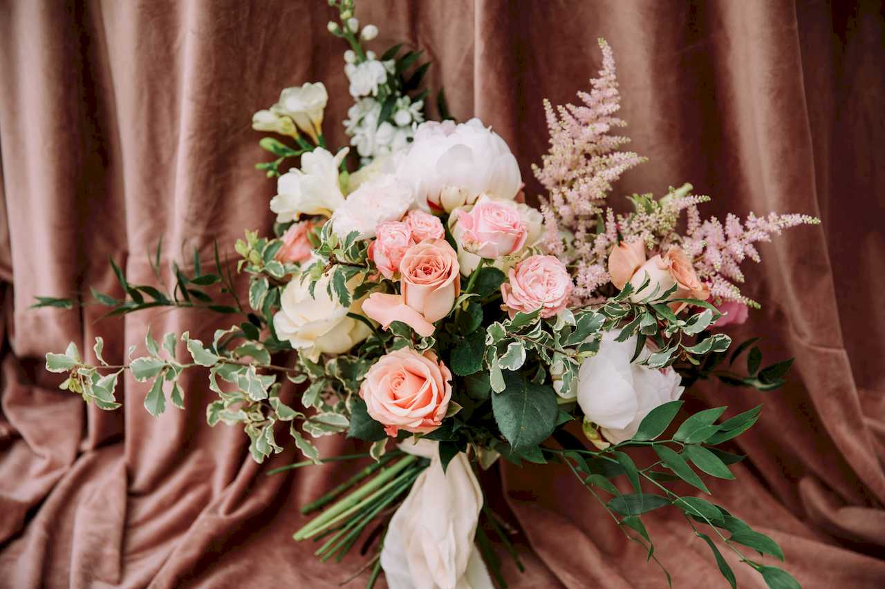 bukiet ślubny z róż, piwonii tawułek i zieleni
