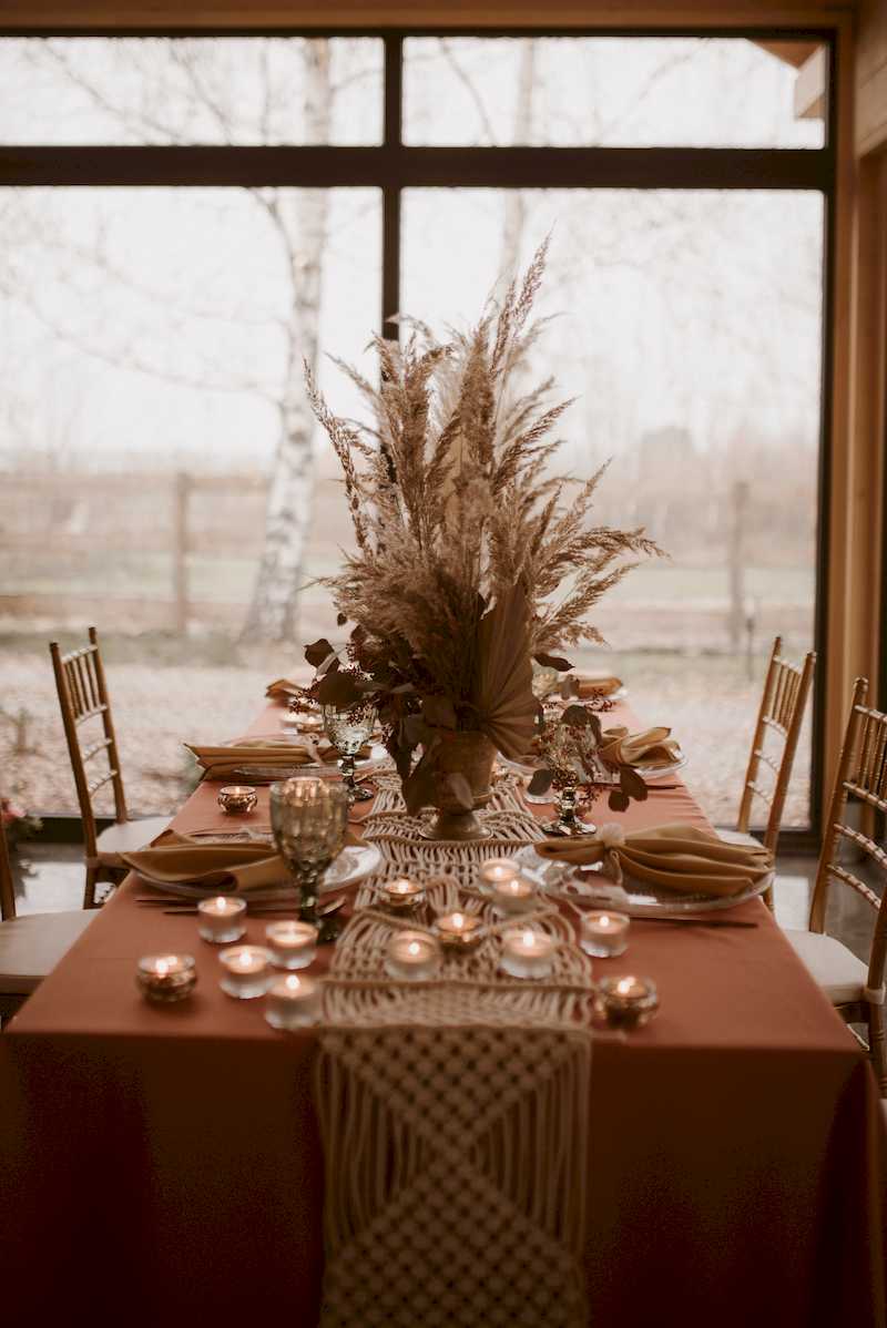 dekoracja stołu weselnego - kompozycja z kwiatów żywych i suszków