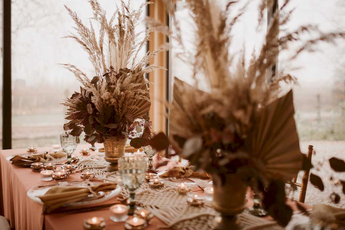 kompozycje z kwiatów żywych i suszków - na stole weselnym