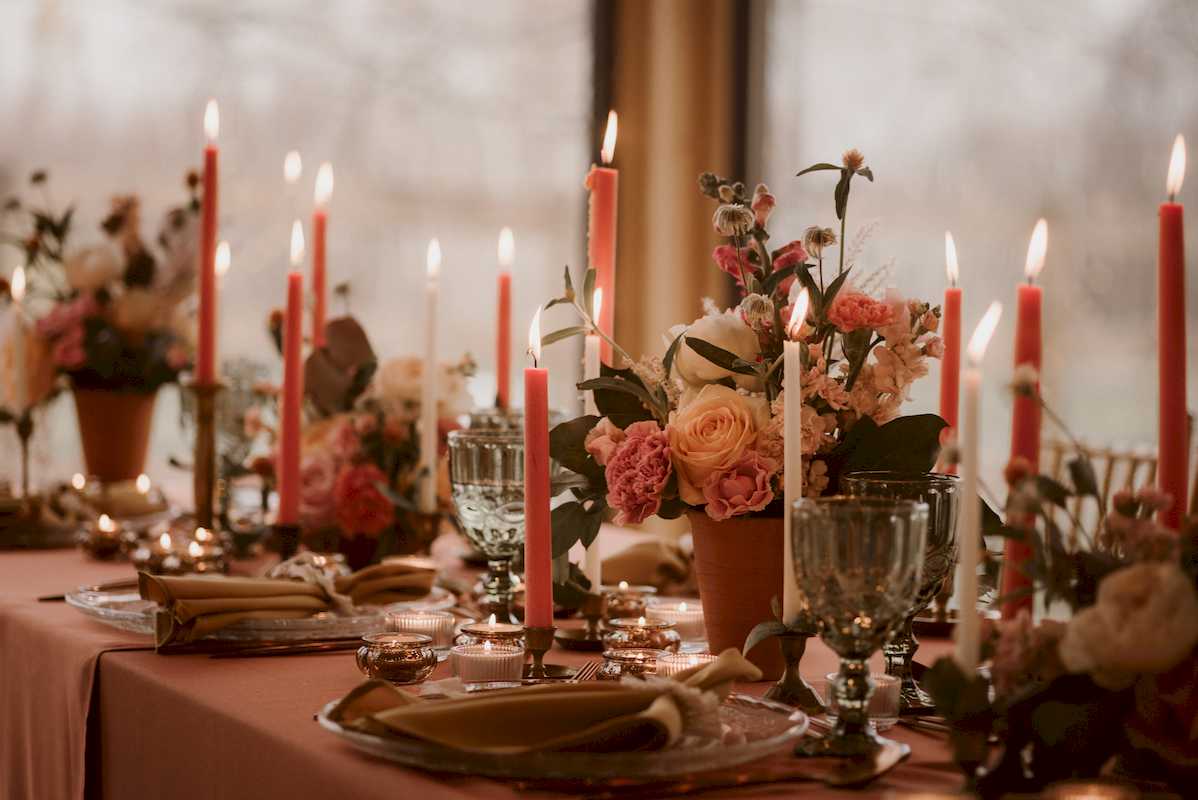 kwiaty i zieleń oraz świece w nakryciu stołu na wesele