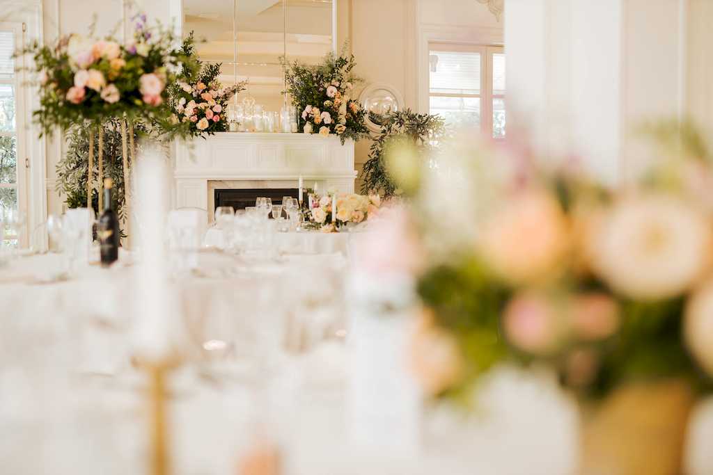 kwiaty na weselu - niskie i wysokie kompozycje na stołach