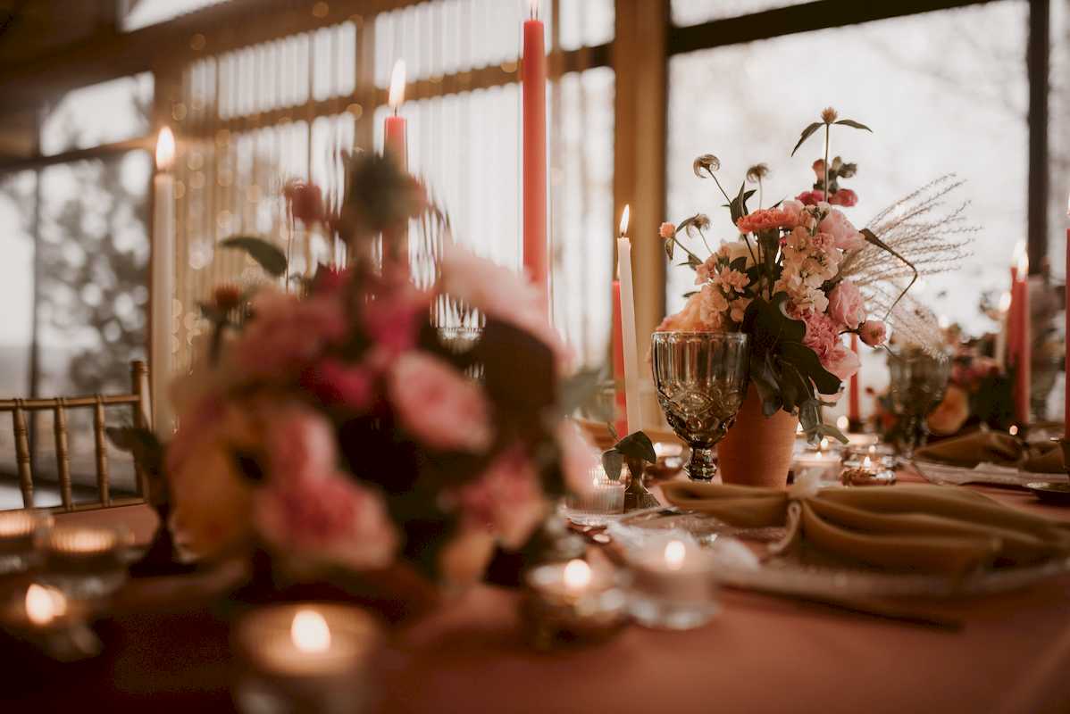 kwiaty w dekoracji stołu na wesele