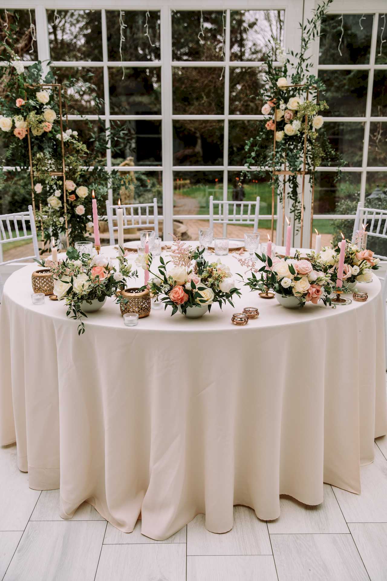 stoł pary młodej - kwiaty i świece w dekoracji o oraz kompozycje kwiatowe jako tło 