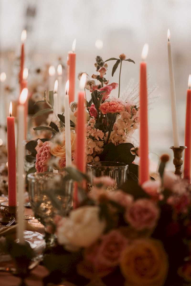 stół weselny - dekoracja kwiatowa i świece