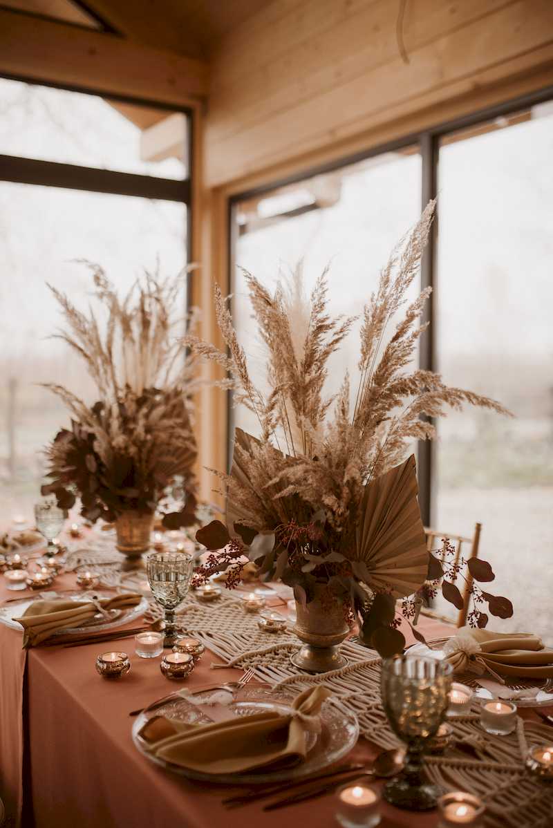 szuszki i kwiaty w kompozycjach na stole weselnym