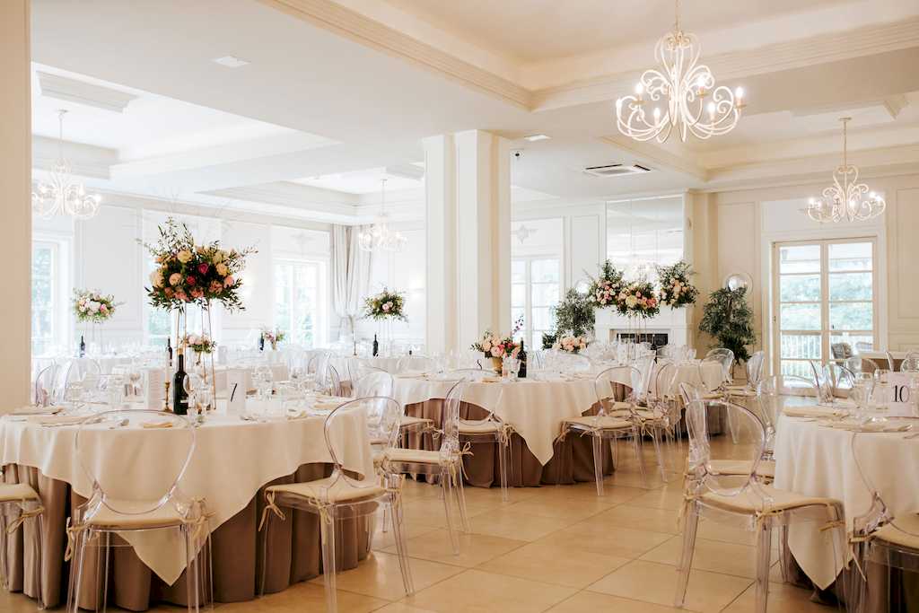 wesele - kwiaty na stołach w niskich i wysokich kompozycjach