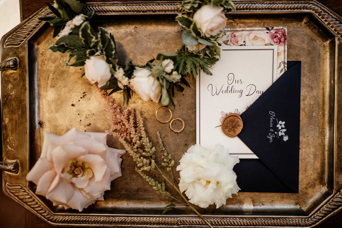 wianek ze świeżych kwiatów, obrączki i zaproszenia na ślub i wesele - przygotowania