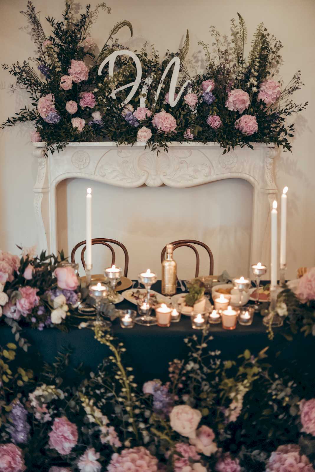 kwiaty na wesele - stół pary młodej - piwonie i hortensje