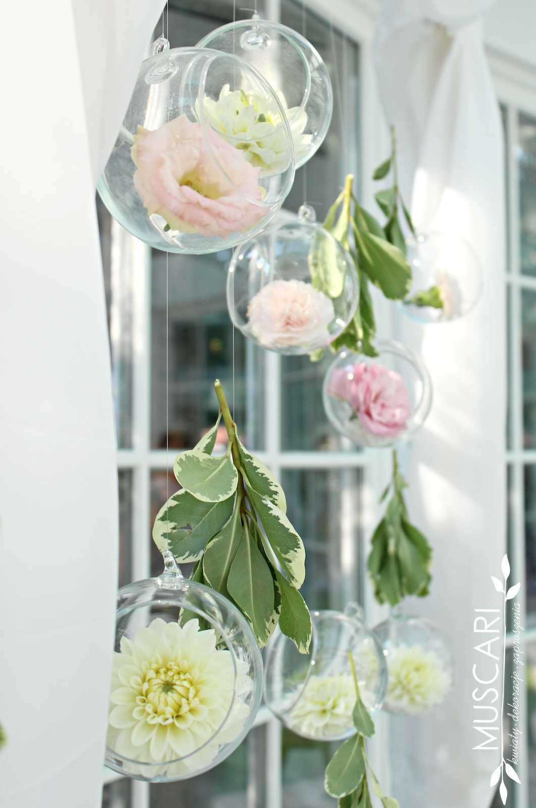 kwiaty w szklanych banieczkach - tło za stołem pary młodej