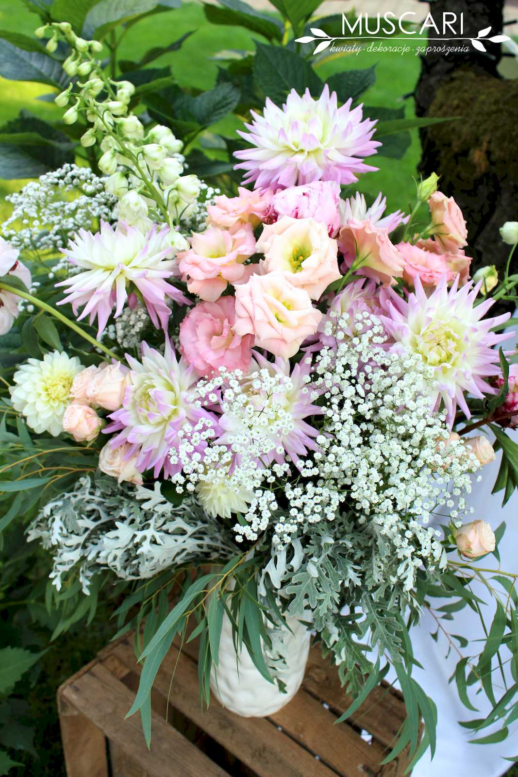 dalie, róże, eustomy i gipsówka w kompozycji w wazonie - ślub cywilny w ogrodzie