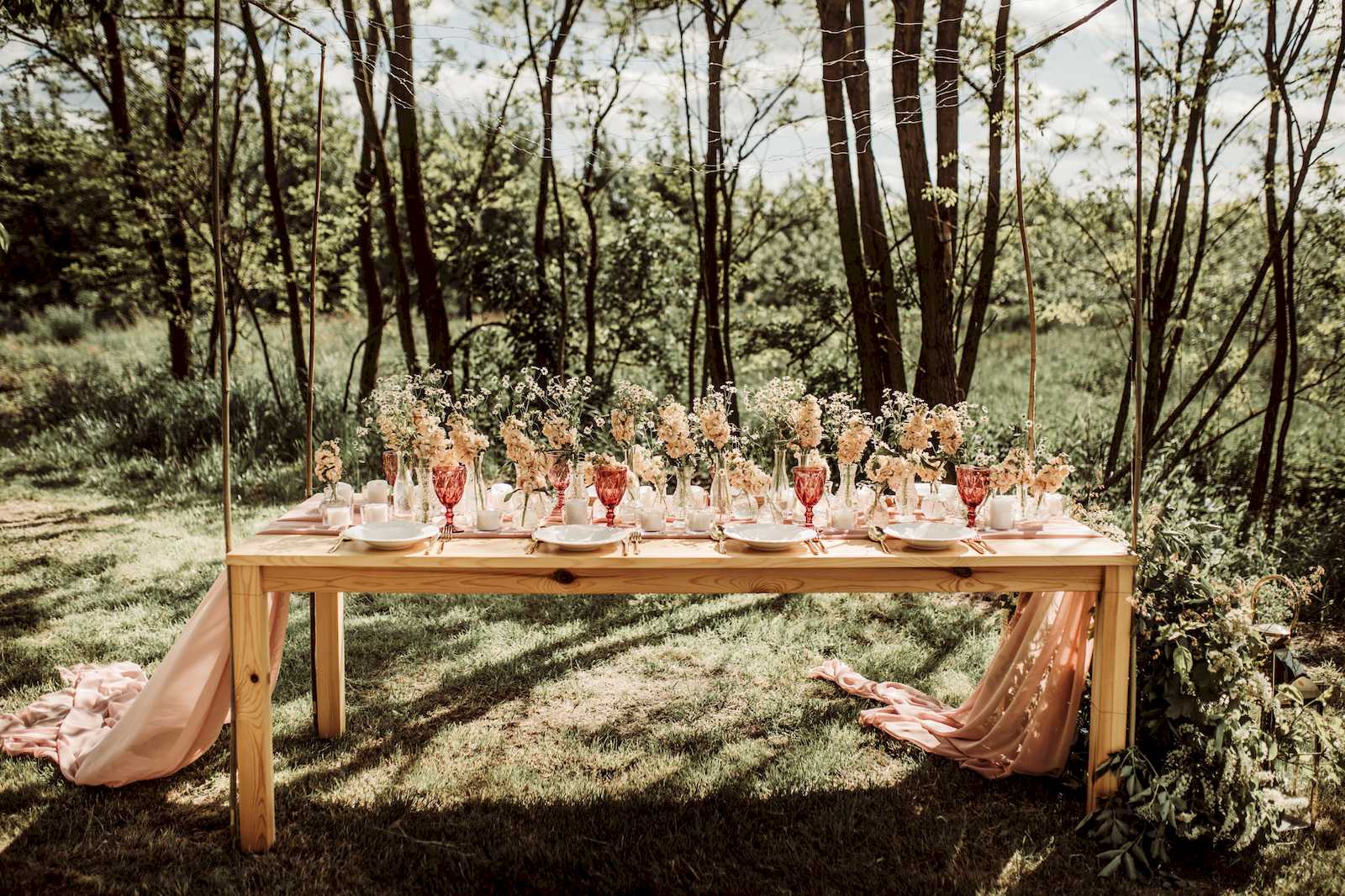 sielski stół weselny - niskie bukiety łąkowych kwiatów