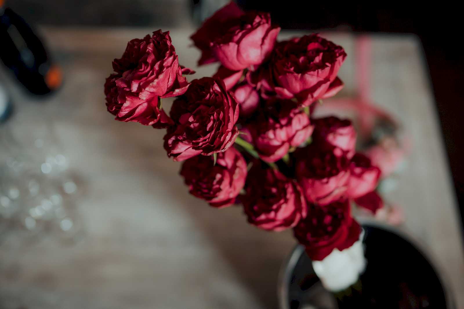 bukiet ślubny z róż w odcieniu dojrzałych malin