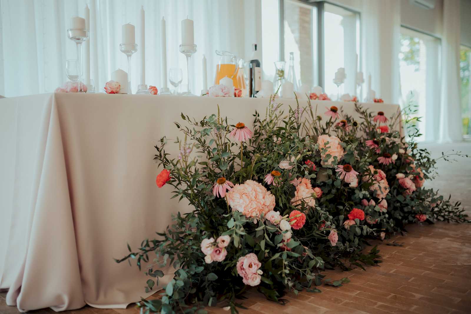 dekoracja stołu pary młodej - kwiaty, zielen i świece