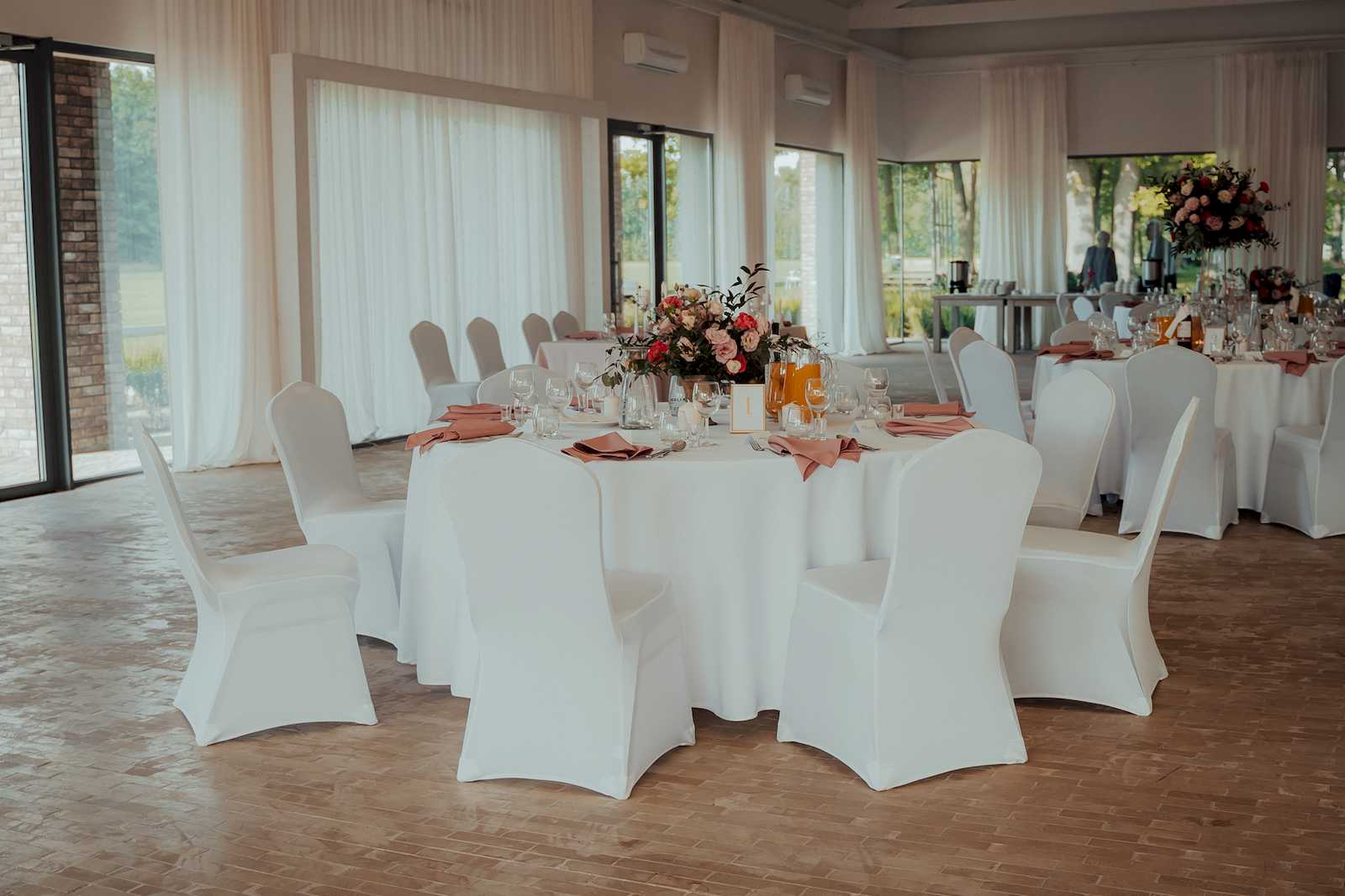 kwiaty na wesele - niska dekoracja na okrągłym stole