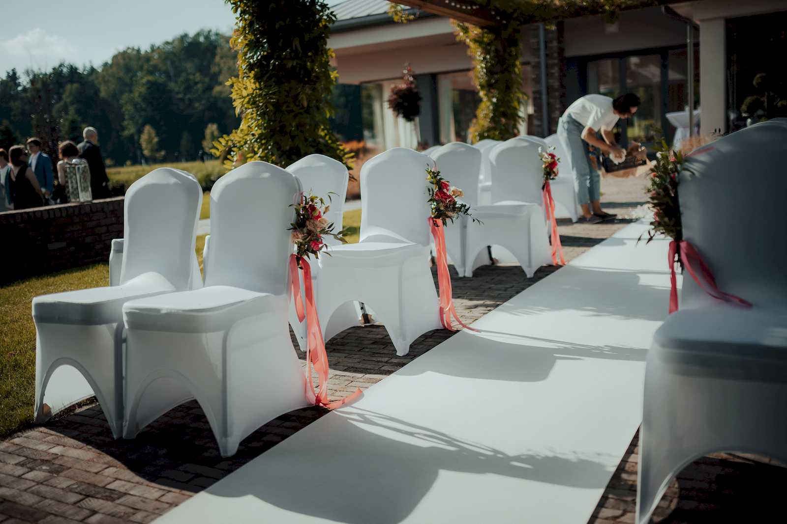 ślub cywilny w plenerze - biały dywan, dekoracje kwiatowe