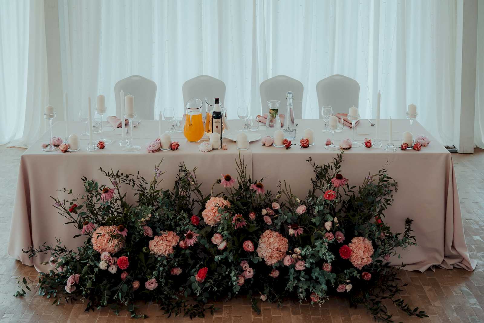 stół pary młodej - dekoracja kwiatowa