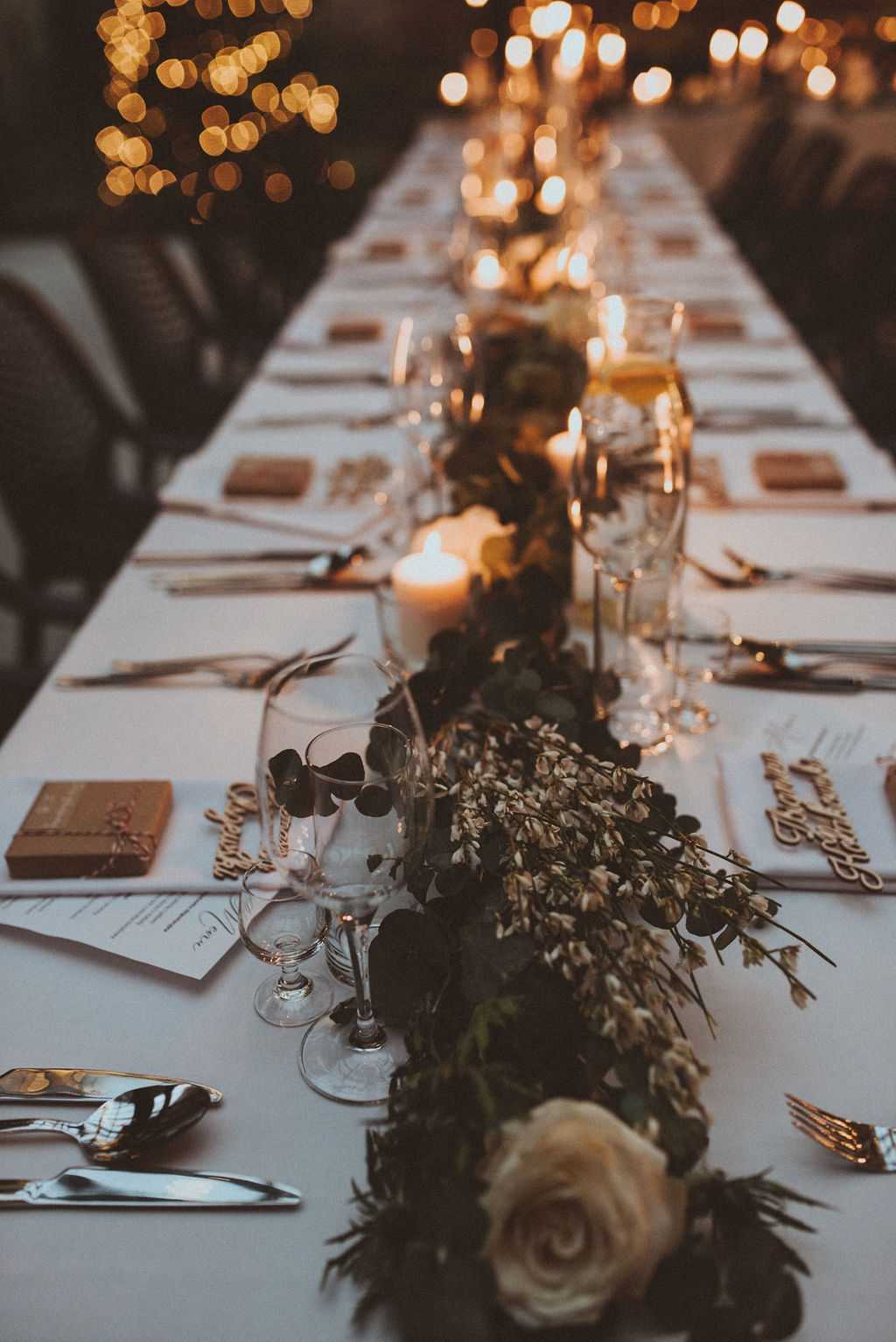 zielone girlandy i świece w dekoracji stołu na wesele