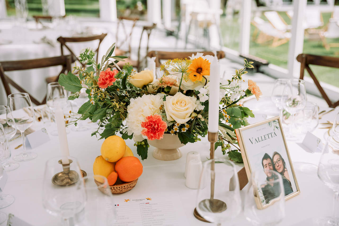 dekoracja stołu na wesele - kwiaty w kompozycji i owoce