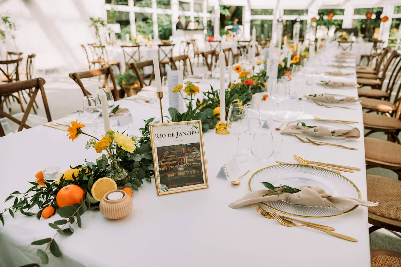 dekoracja podłużnego stołu na wesele - kolorowa kwiatowo-owocowa girlanda