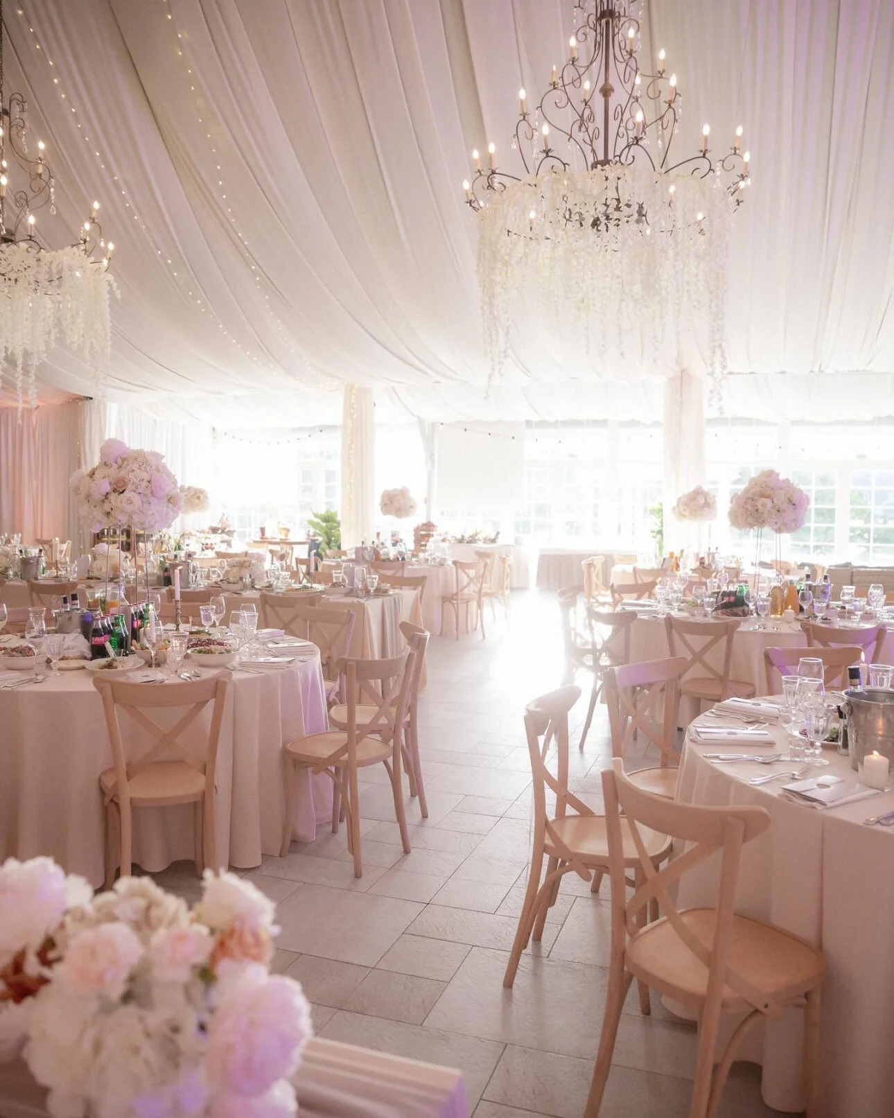 dekoracja sali weselnej - kwiaty na żyrandolach i stołach