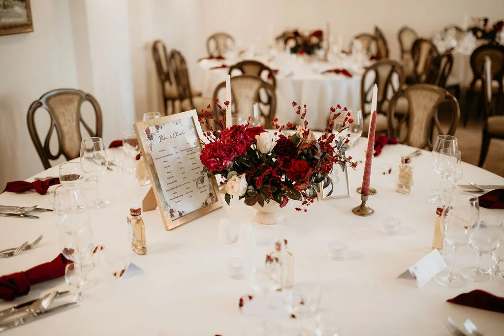 dekoracja stołu na wesele - kwiaty w kompozycji