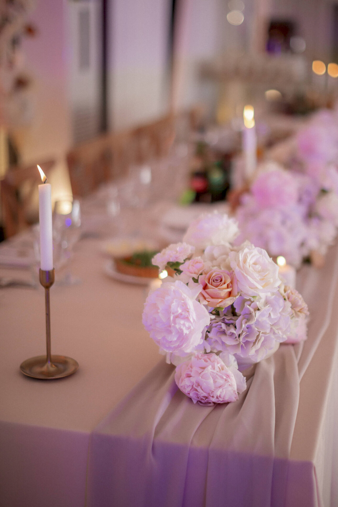 piwonie i róże w dekoracji stołu pary młodej